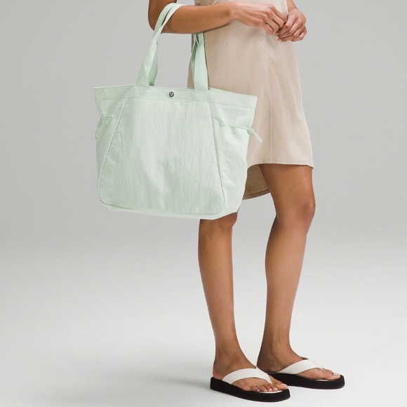 Lululemon side cinch bag - kohlrabi green NWT - Picture 3 of 4